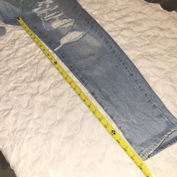 Levi's Distressed High Waisted Mom Jean 25 - Picture 9 of 10
